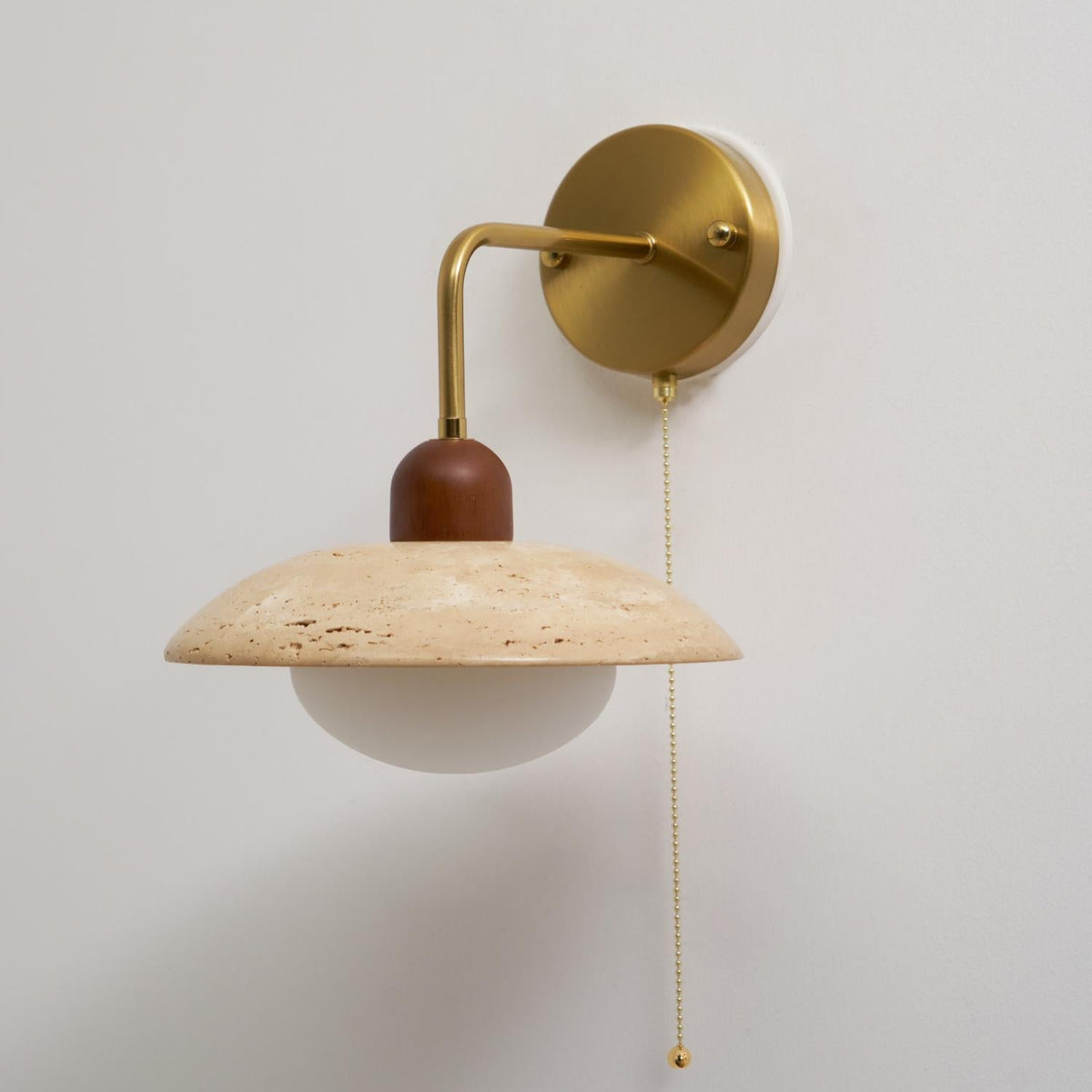 Leto wandlamp van travertin met goudkleurige afwerking en walnoot