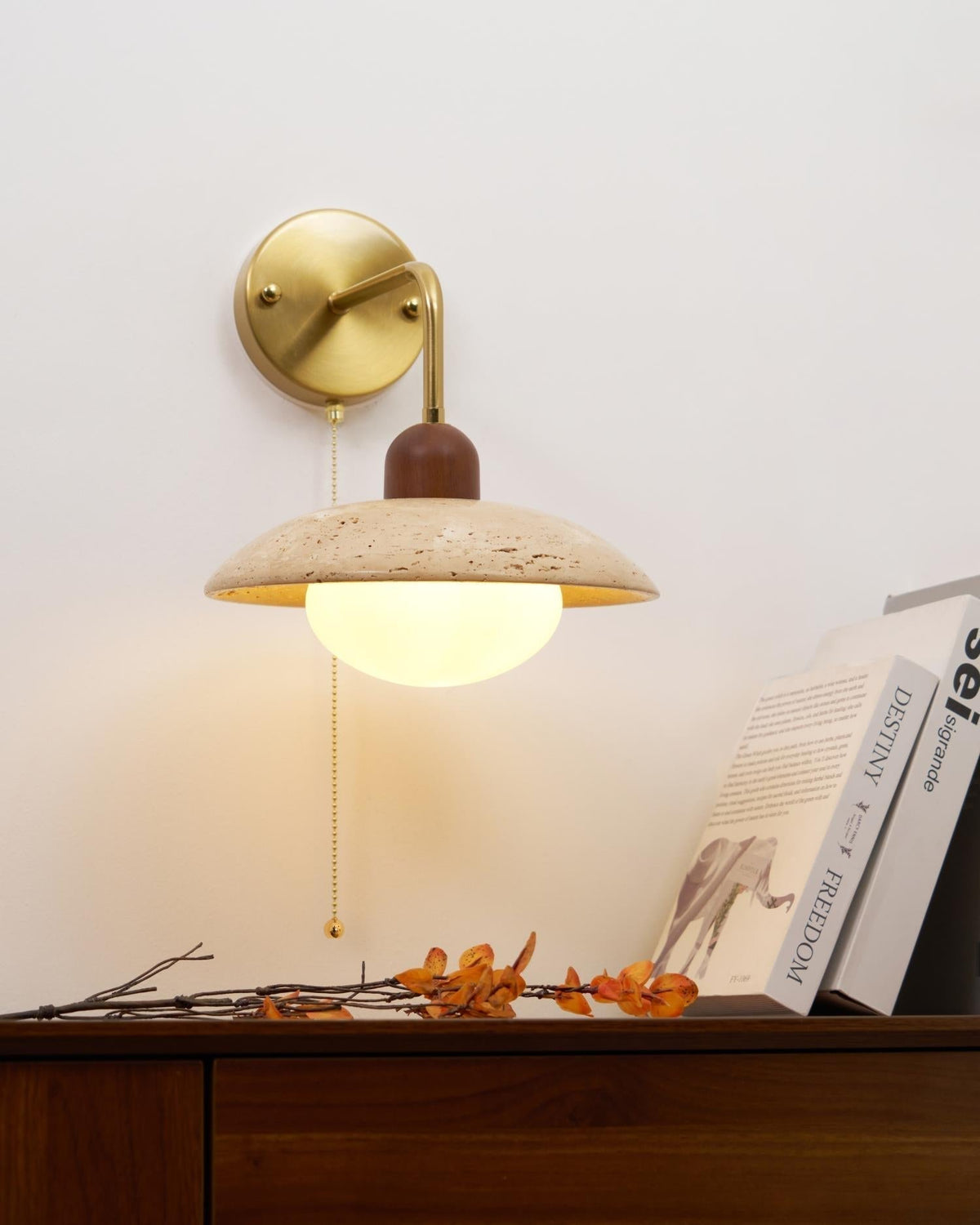 Leto wandlamp van travertin met goudkleurige afwerking en walnoot