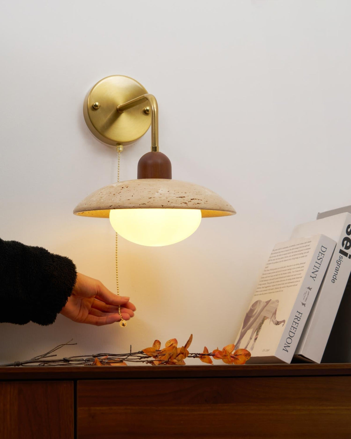 Leto wandlamp van travertin met goudkleurige afwerking en walnoot