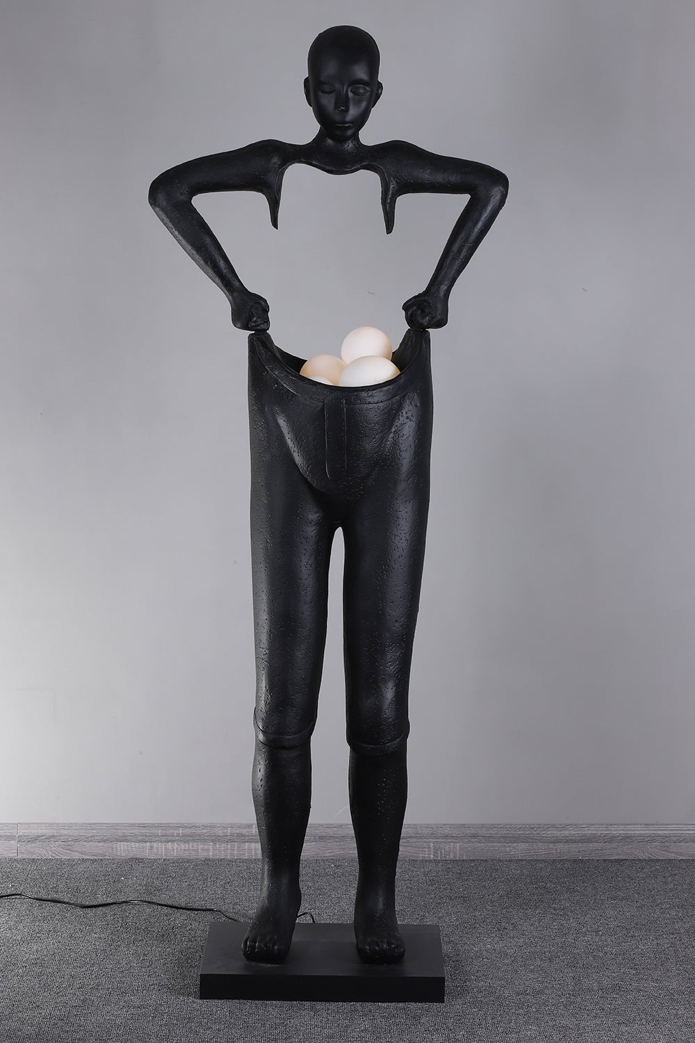 Vamiryra sculpturale vloerlamp in zwart