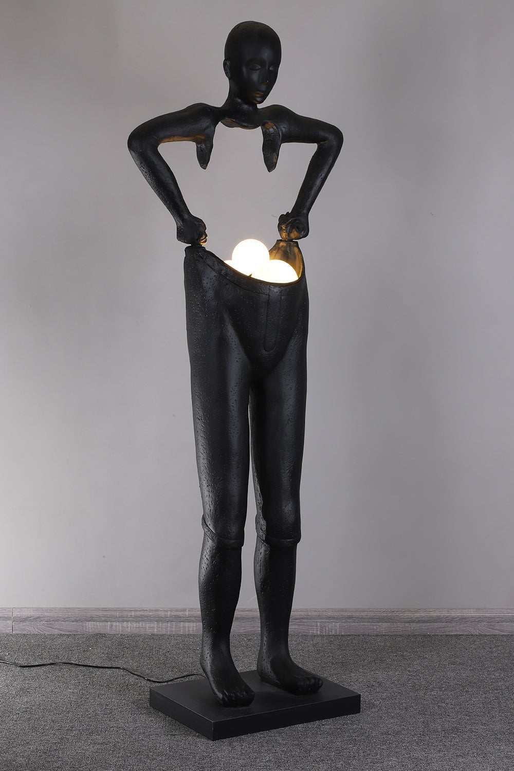 Vamiryra sculpturale vloerlamp in zwart