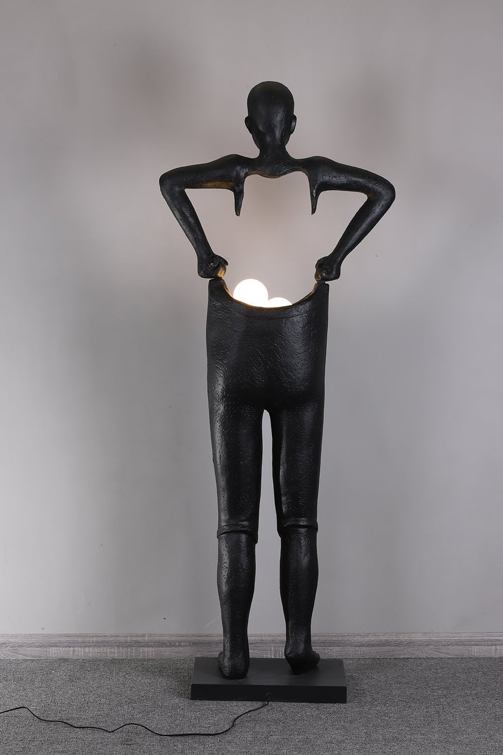 Vamiryra sculpturale vloerlamp in zwart