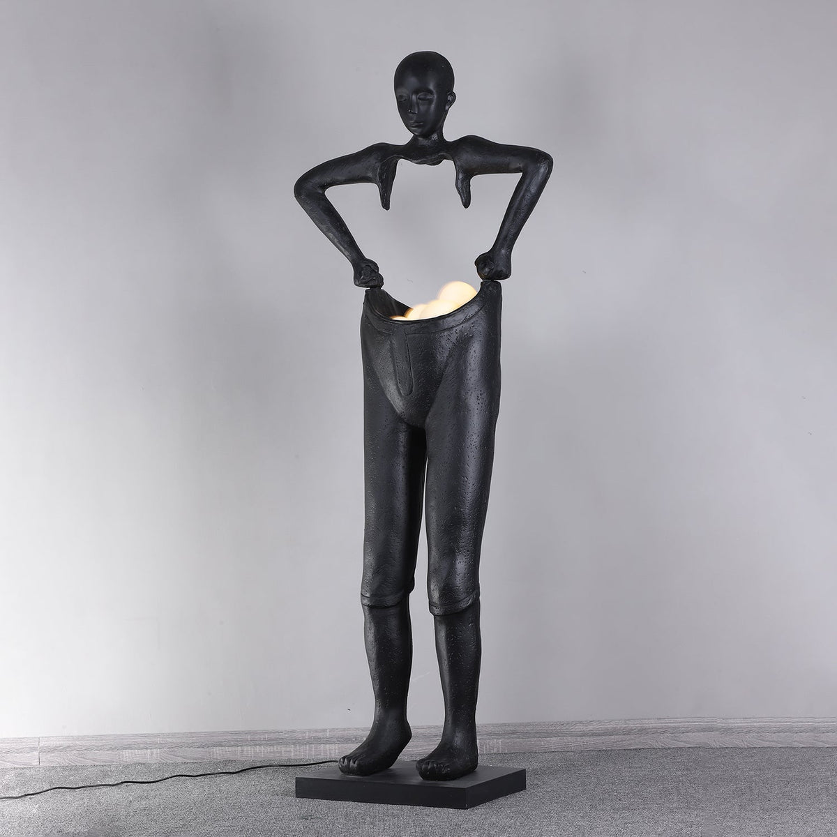 Vamiryra sculpturale vloerlamp in zwart