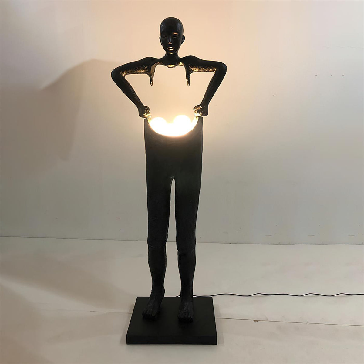 Vamiryra sculpturale vloerlamp in zwart