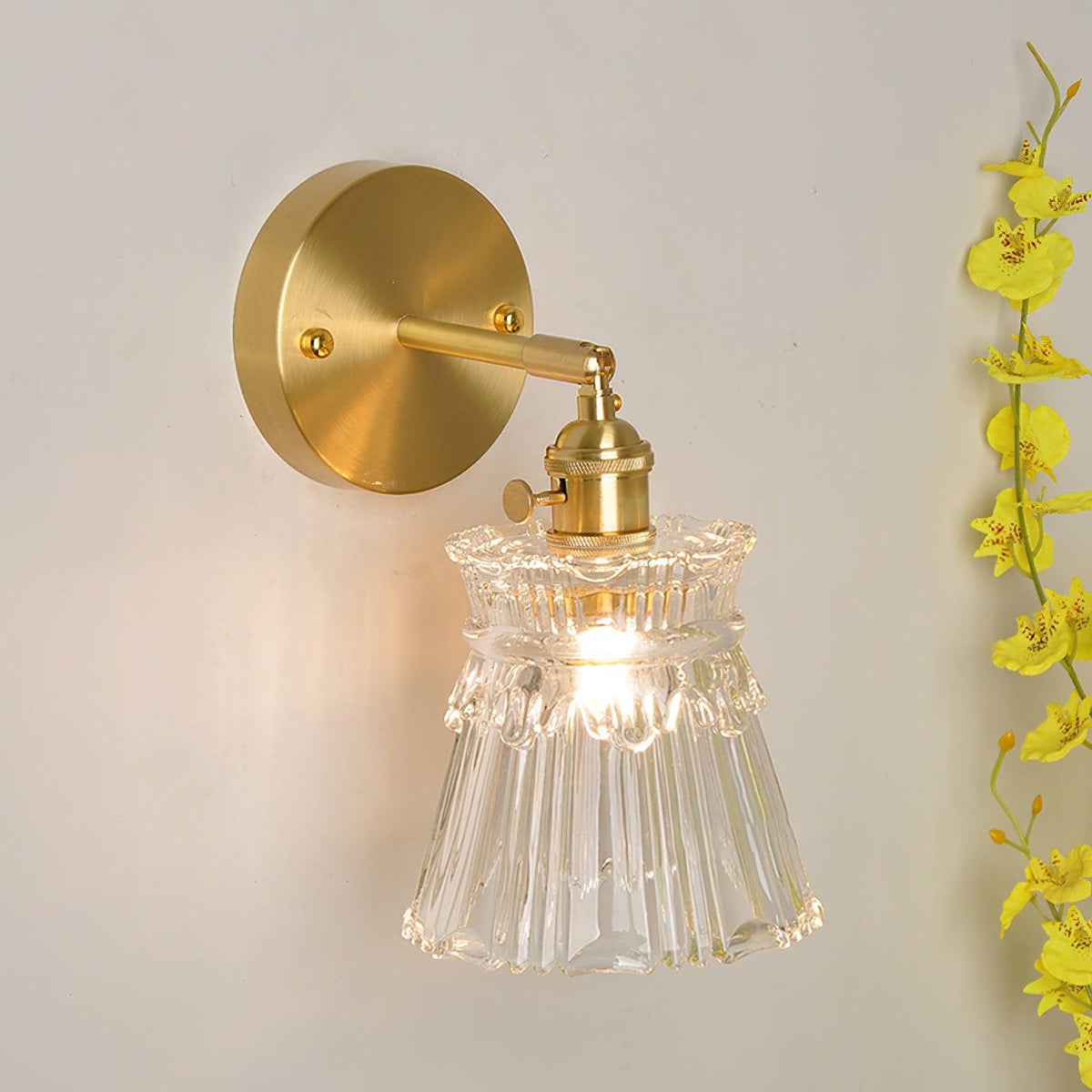 Foski wandlamp met uitlopend kristallen kap in klassieke stijl