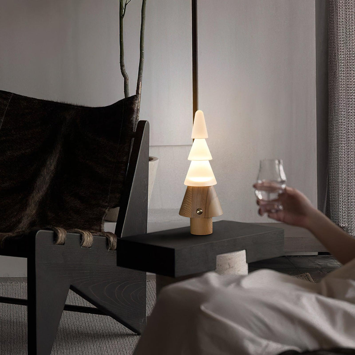Elveette moderne tafellamp van walnoot