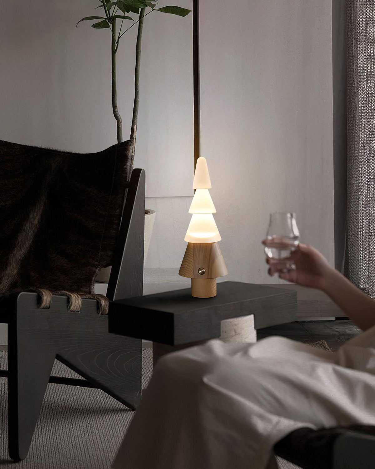 Elveette moderne tafellamp van walnoot