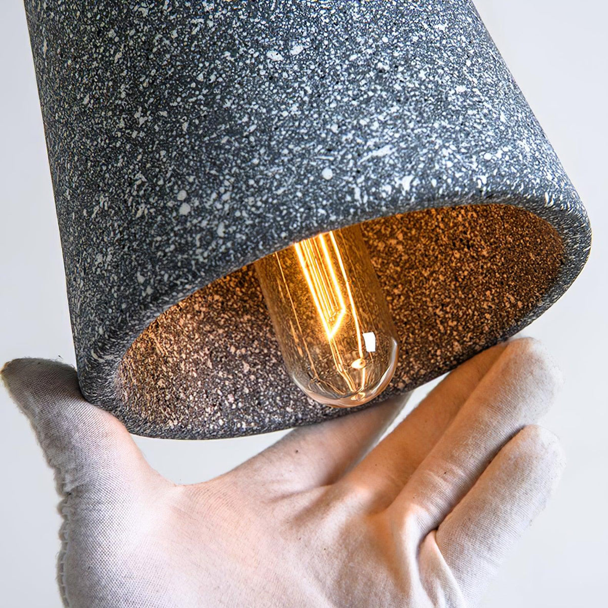 Sylinelia hanglamp van cement en hout