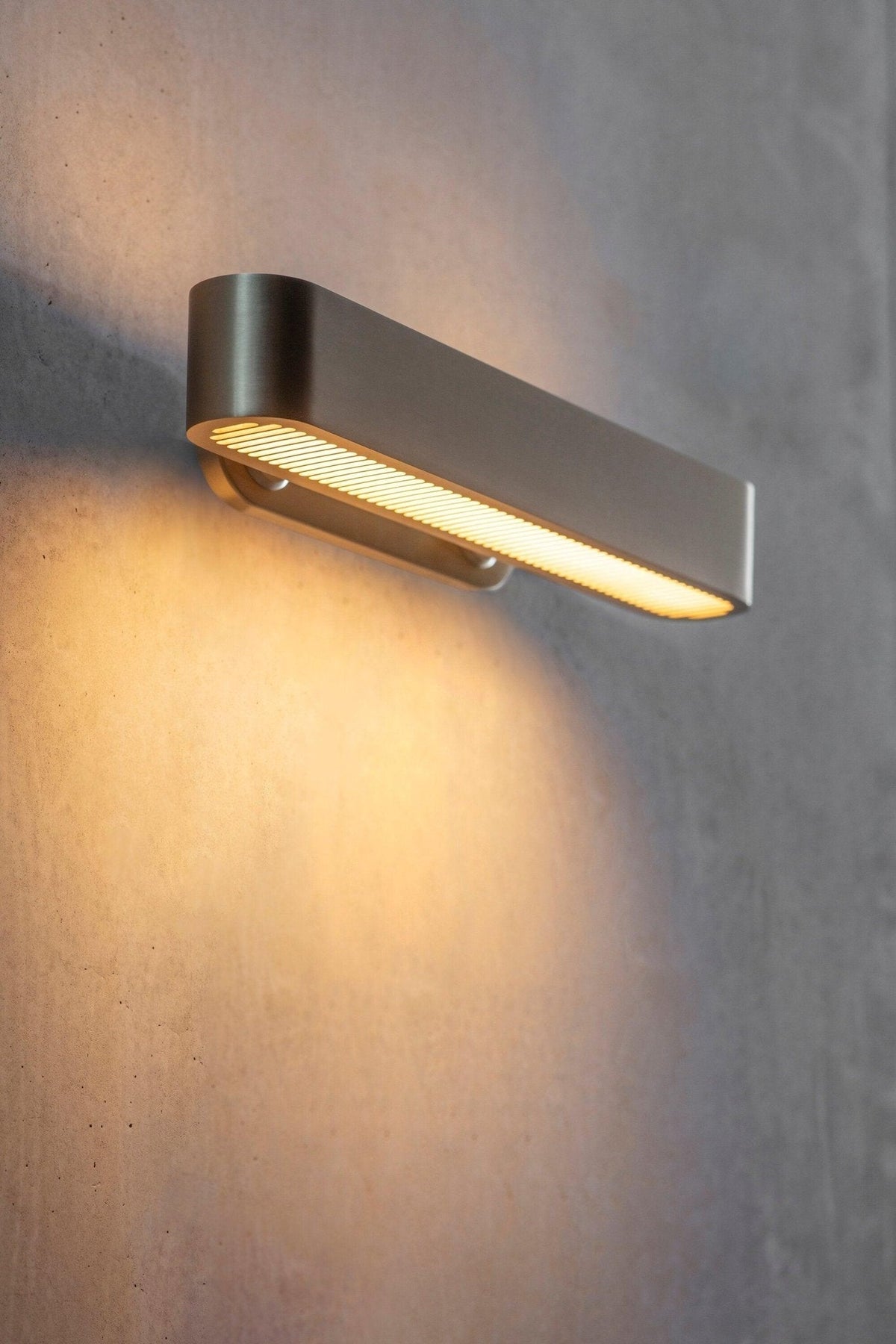 Oriararia messing wandlamp met sleuvenrooster
