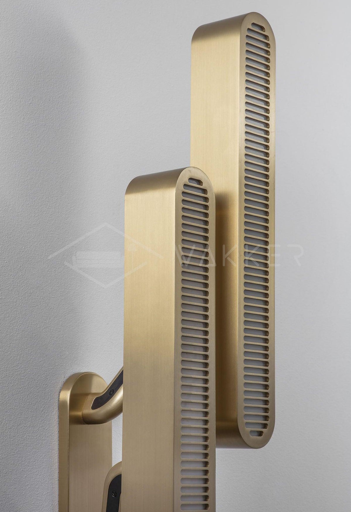 Oriararia messing wandlamp met sleuvenrooster