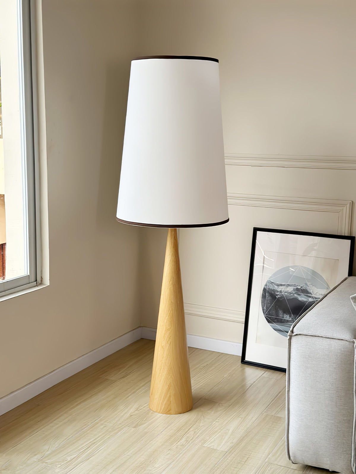 ConeLite Minimalistische vloerlamp van walnoothoutkorrelafwerking