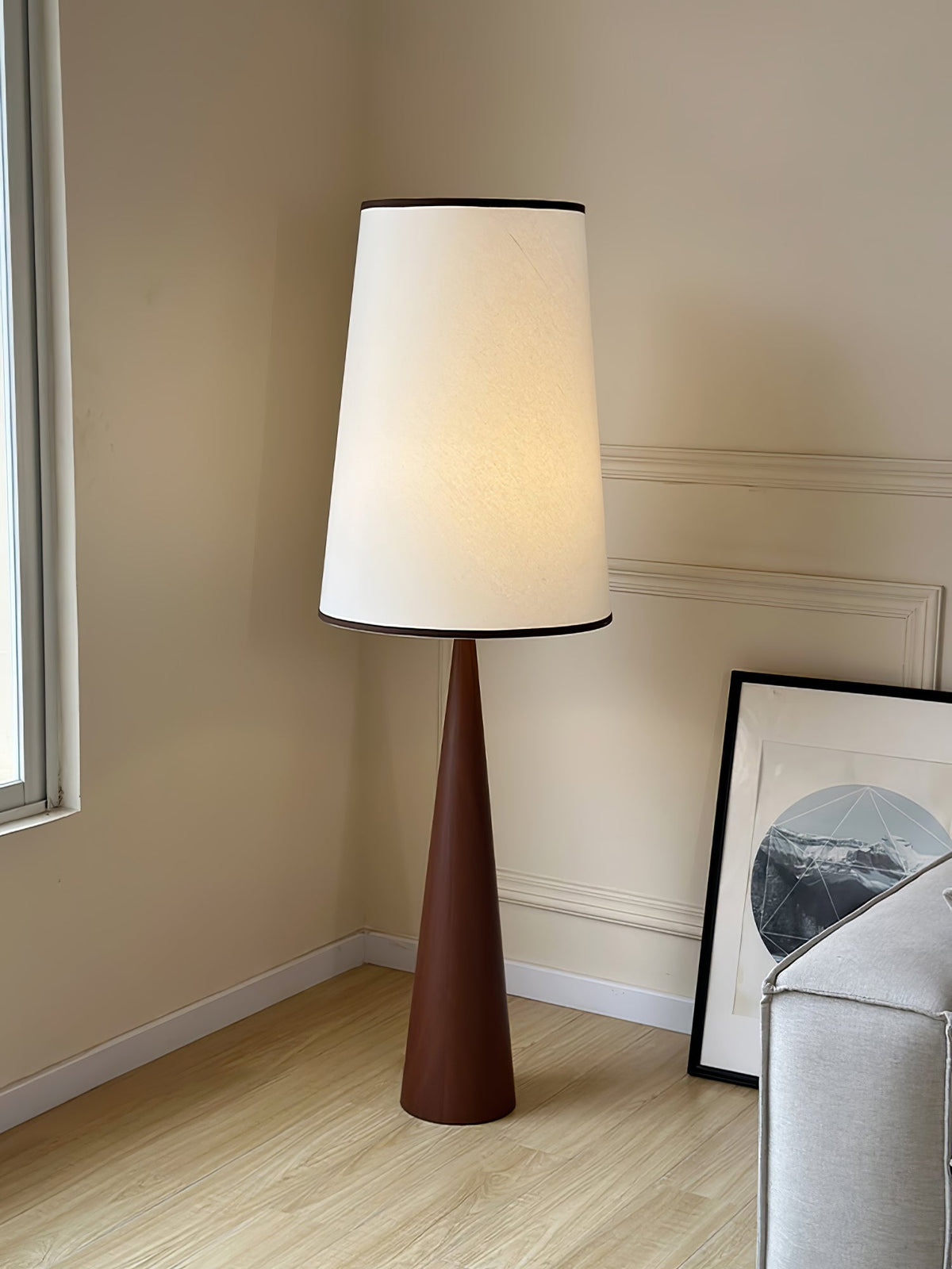 ConeLite Minimalistische vloerlamp van walnoothoutkorrelafwerking