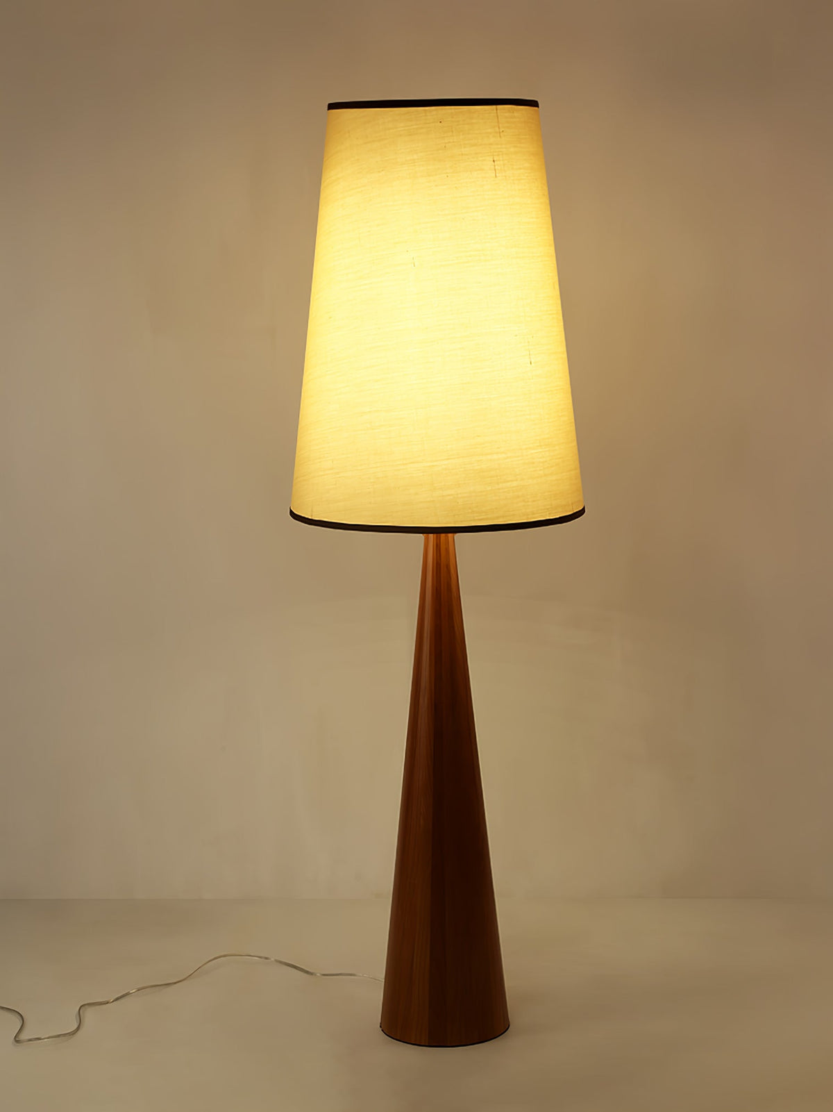 ConeLite Minimalistische vloerlamp van walnoothoutkorrelafwerking