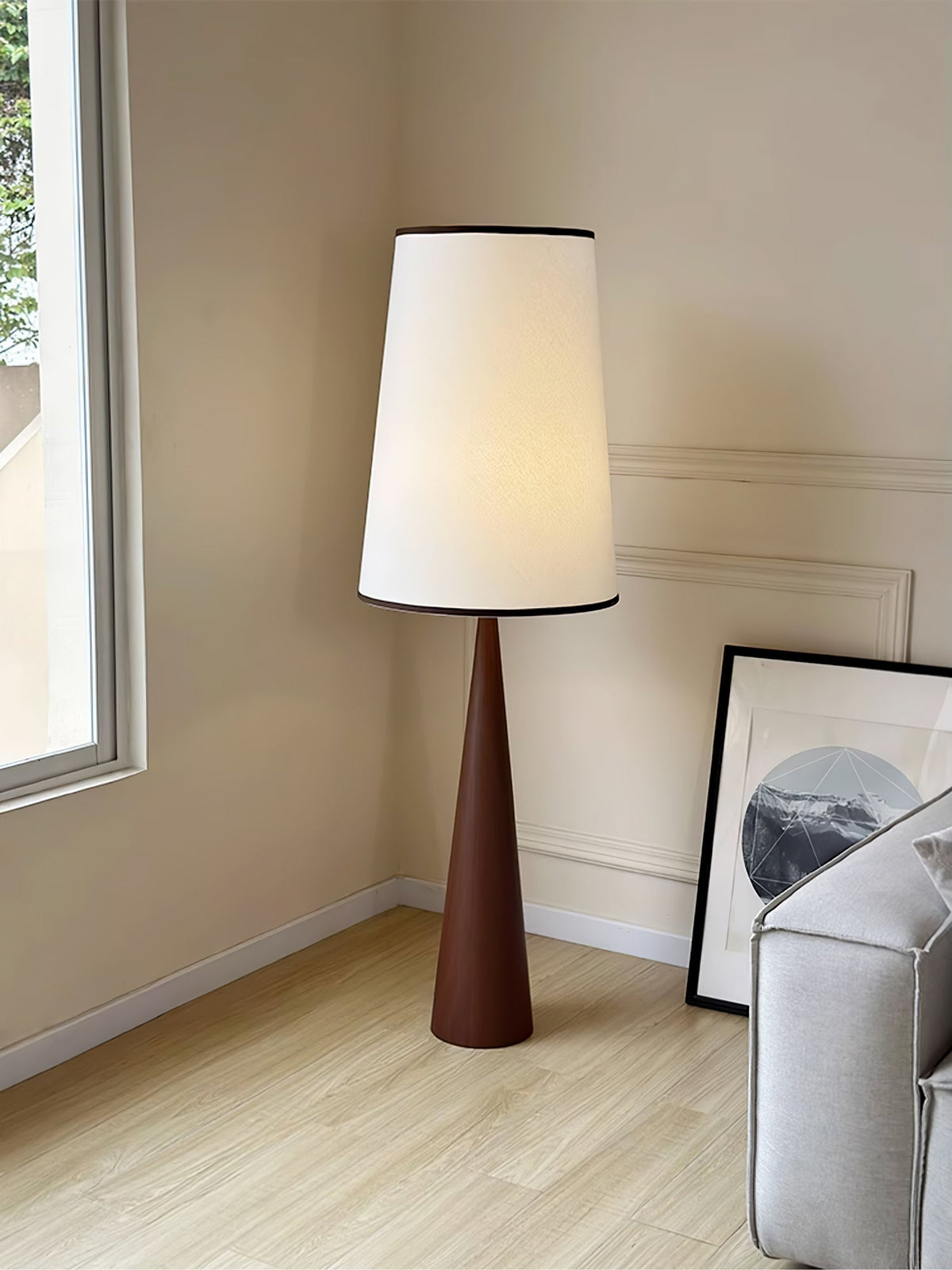 ConeLite Minimalistische vloerlamp van walnoothoutkorrelafwerking