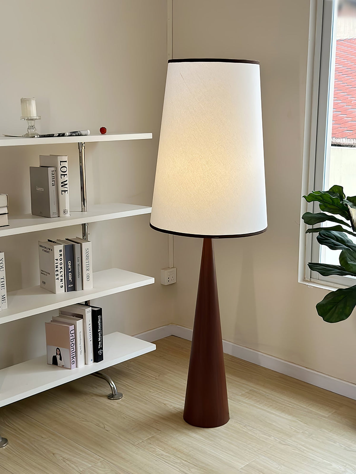 ConeLite Minimalistische vloerlamp van walnoothoutkorrelafwerking