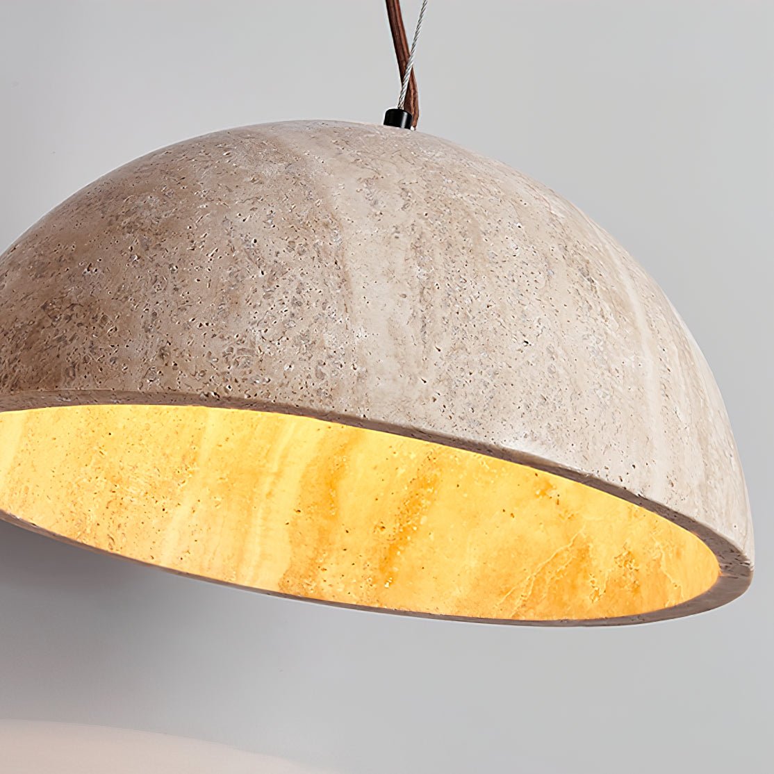 Avdoraris halfronde hanglamp van travertin