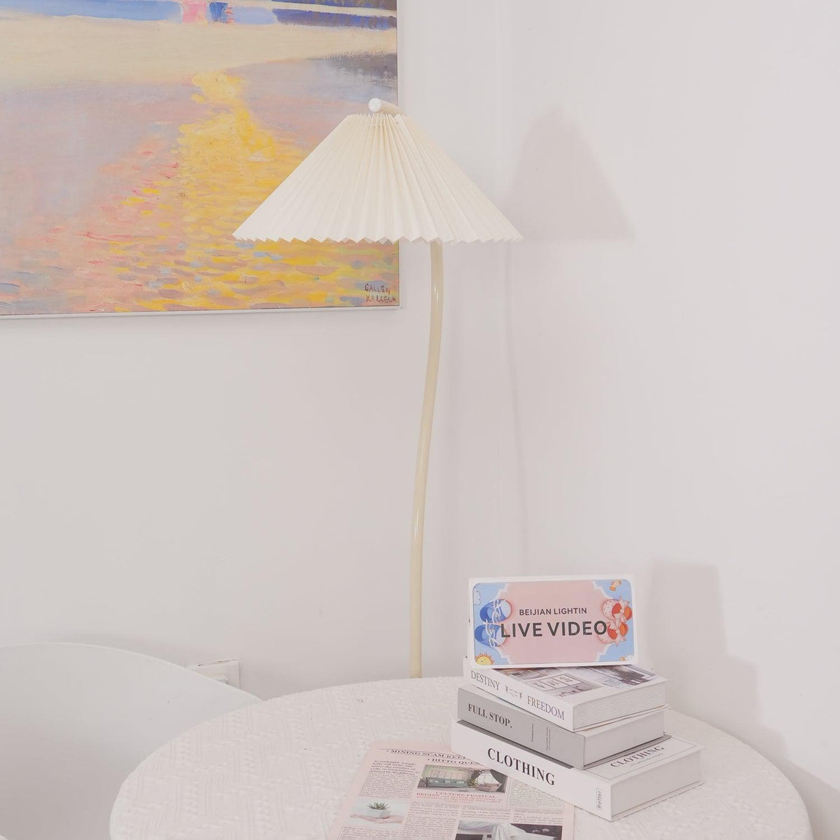 Fyrel minimalistisch vloerlamp van textiel in crème en lichtgeel