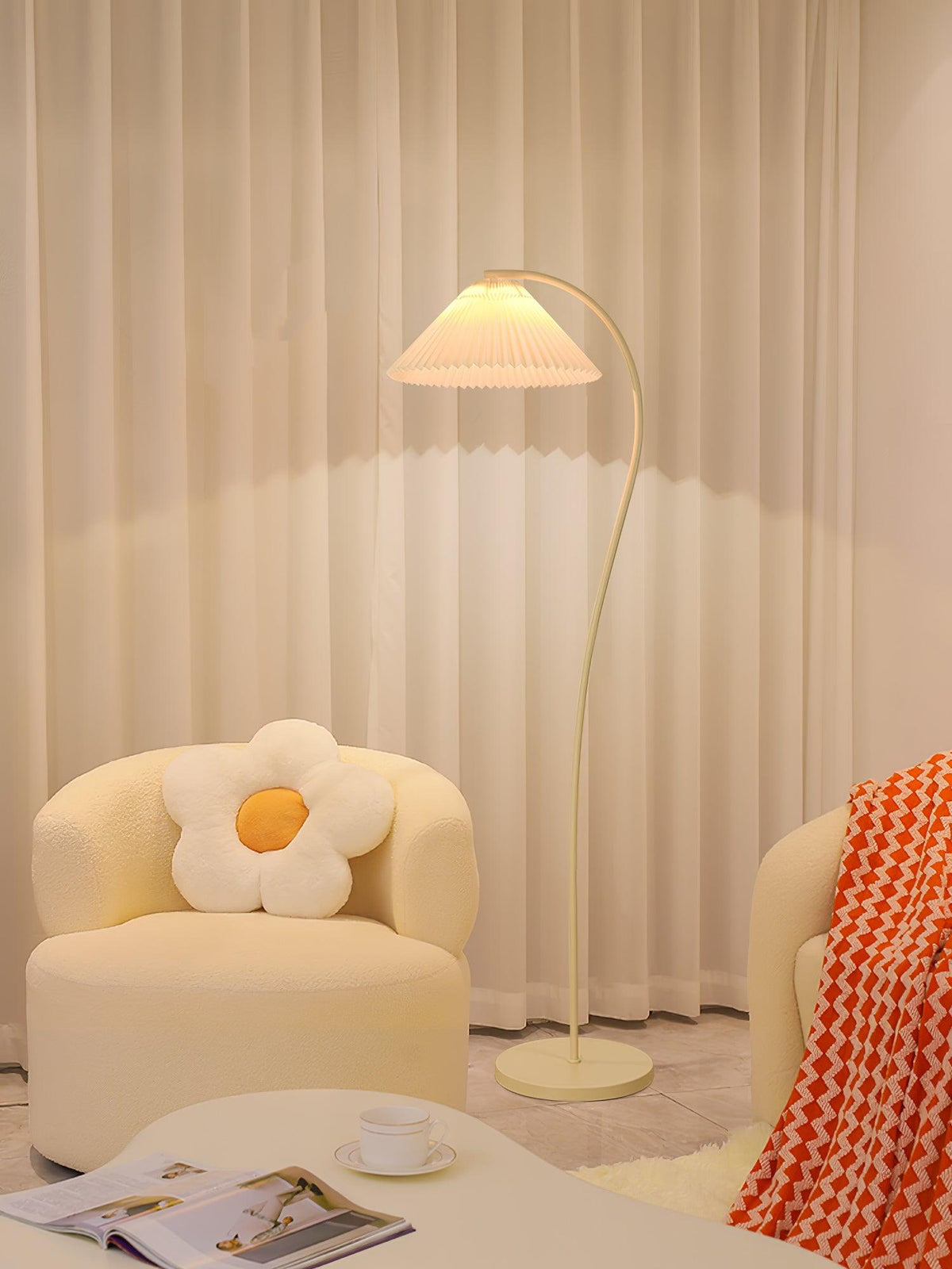 Fyrel minimalistisch vloerlamp van textiel in crème en lichtgeel
