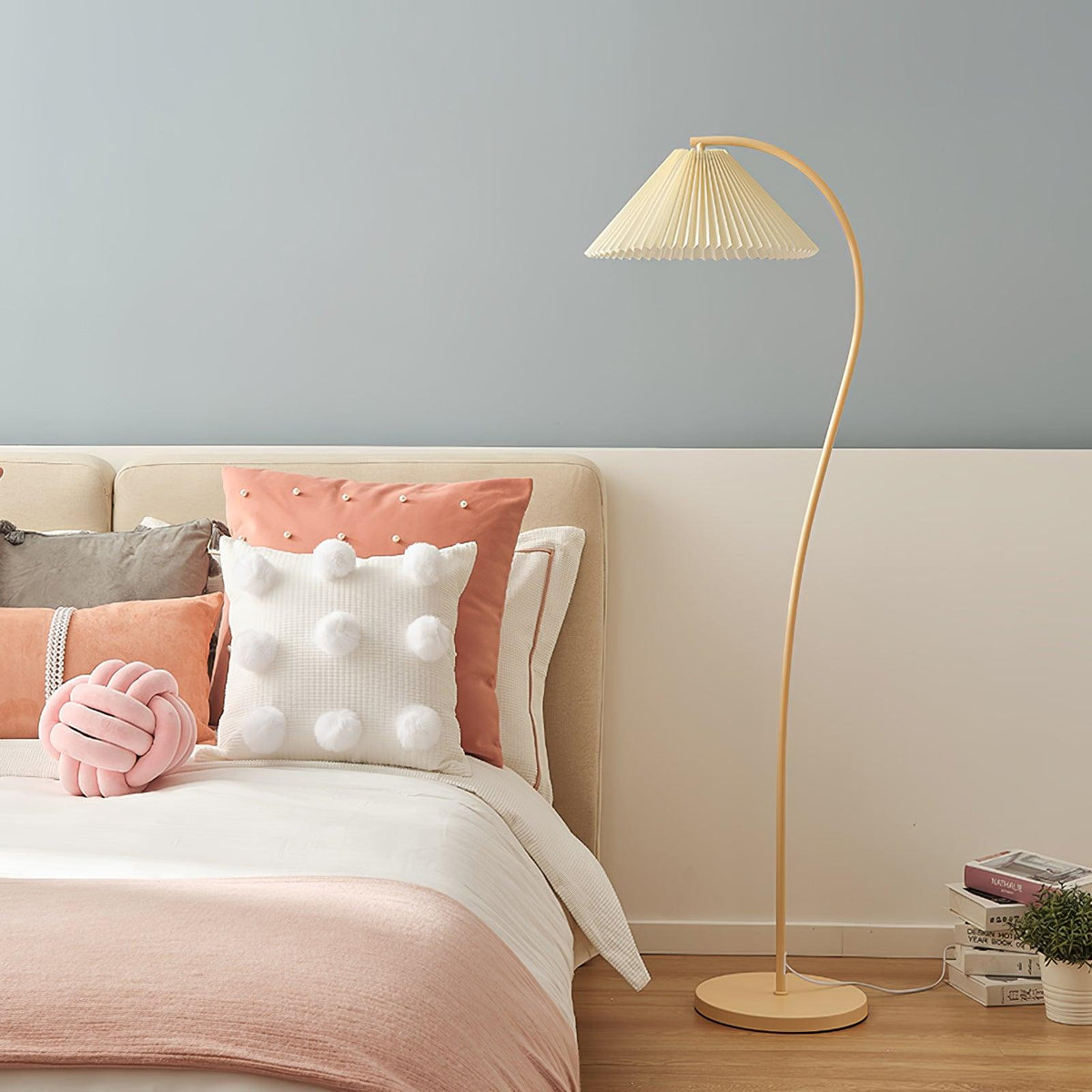 Fyrel minimalistisch vloerlamp van textiel in crème en lichtgeel
