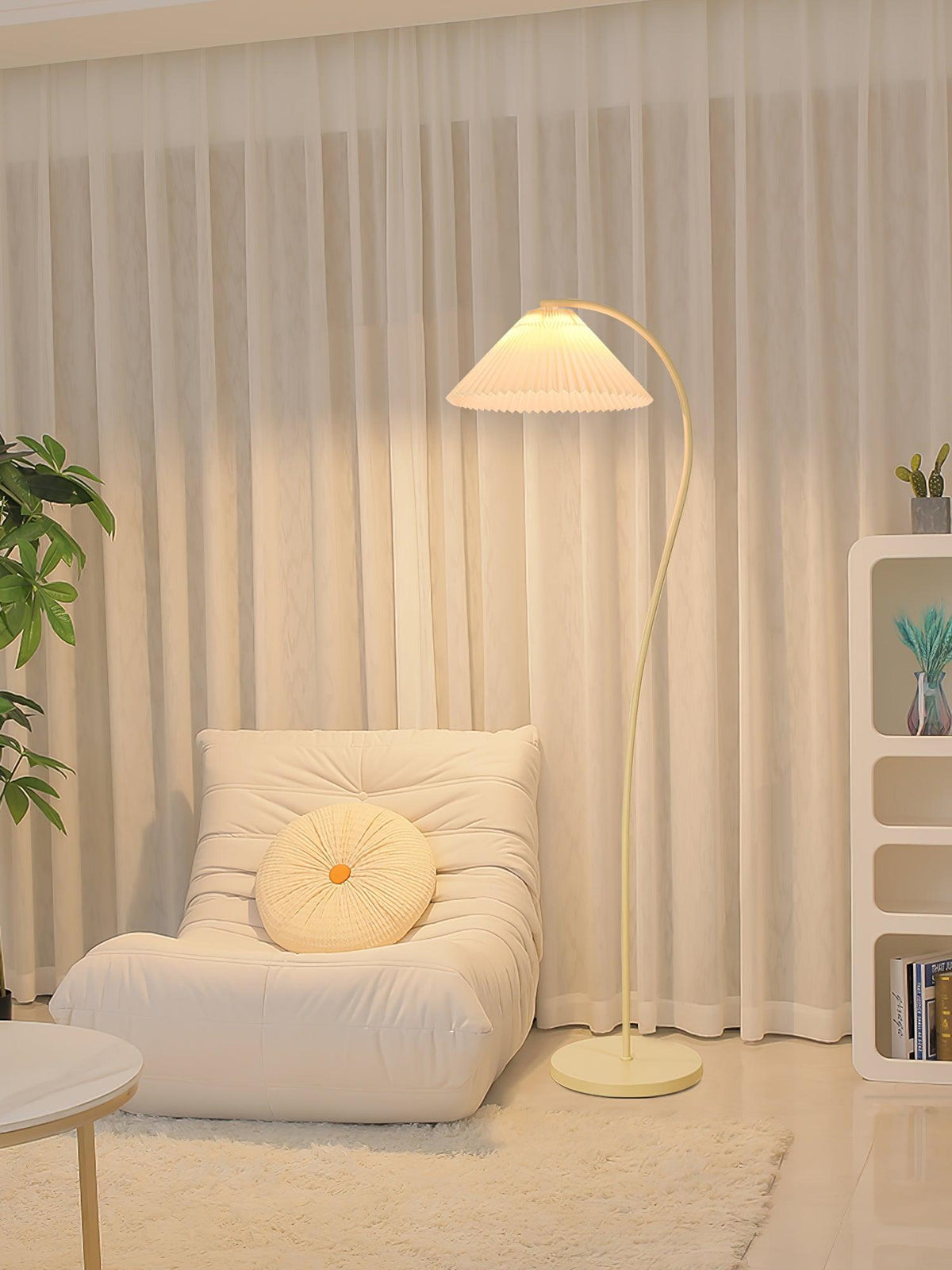 Fyrel minimalistisch vloerlamp van textiel in crème en lichtgeel