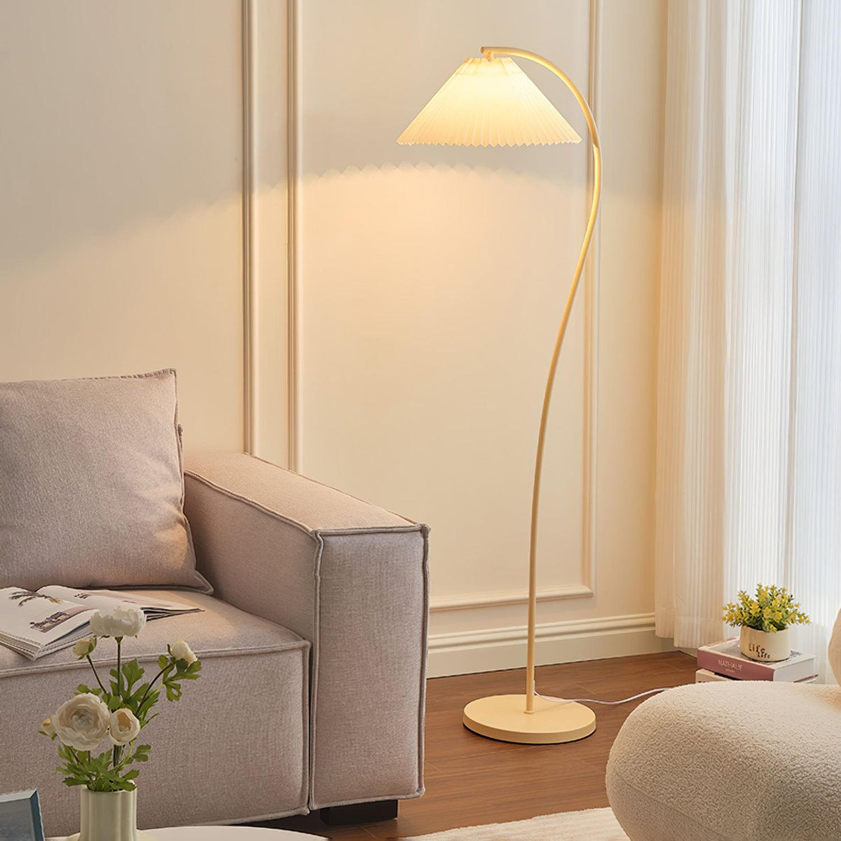Fyrel minimalistisch vloerlamp van textiel in crème en lichtgeel