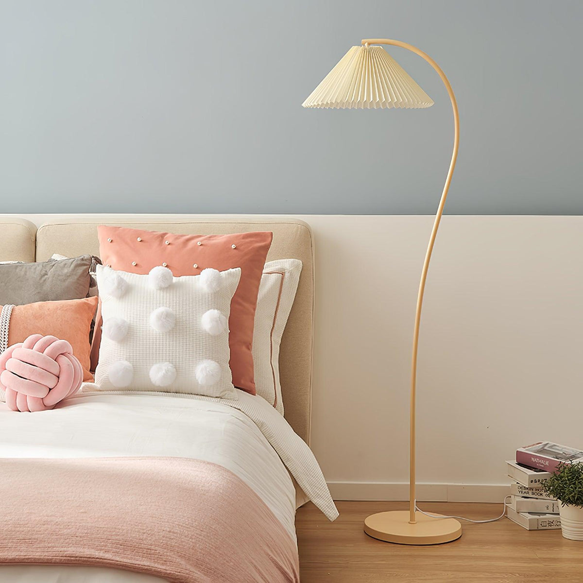 Fyrel minimalistisch vloerlamp van textiel in crème en lichtgeel