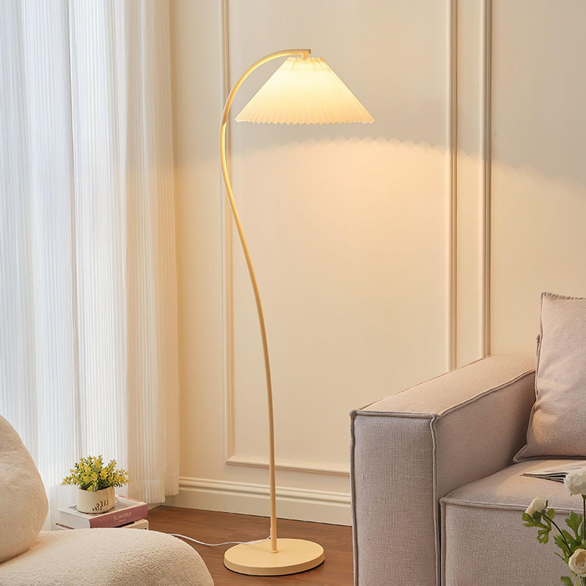 Fyrel minimalistisch vloerlamp van textiel in crème en lichtgeel
