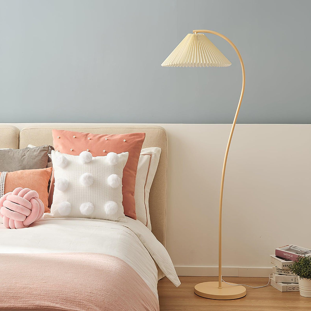Fyrel minimalistisch vloerlamp van textiel in crème en lichtgeel