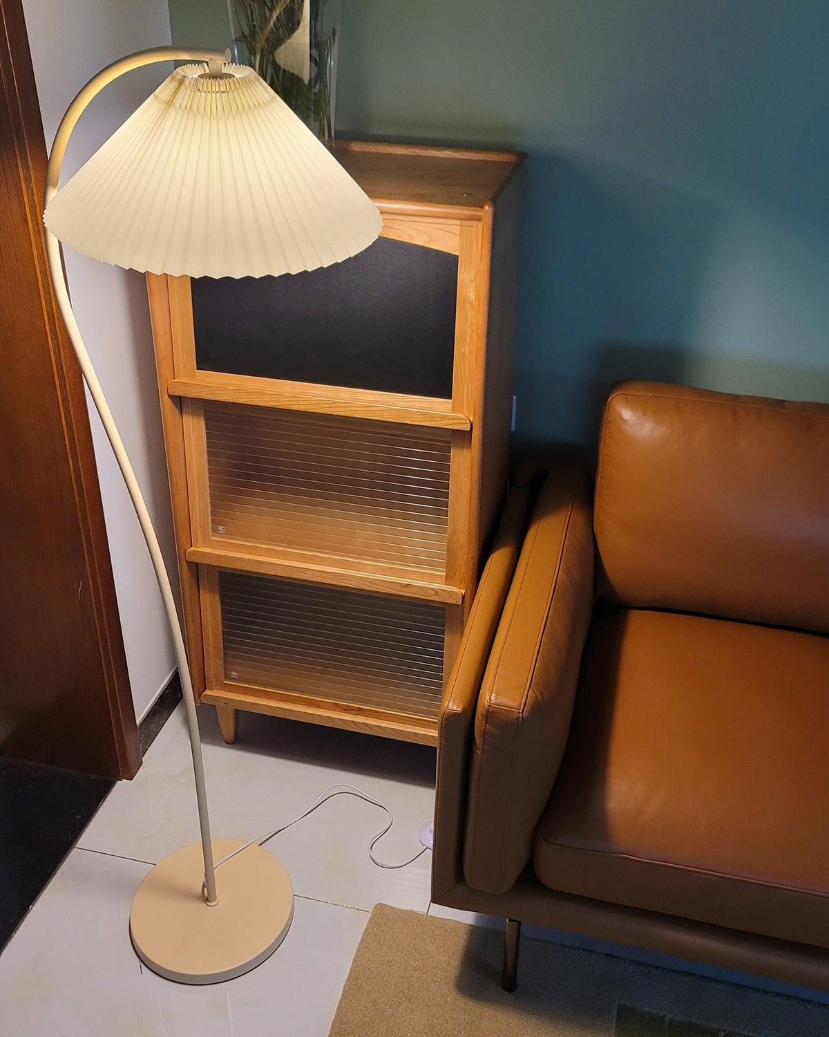 Fyrel minimalistisch vloerlamp van textiel in crème en lichtgeel