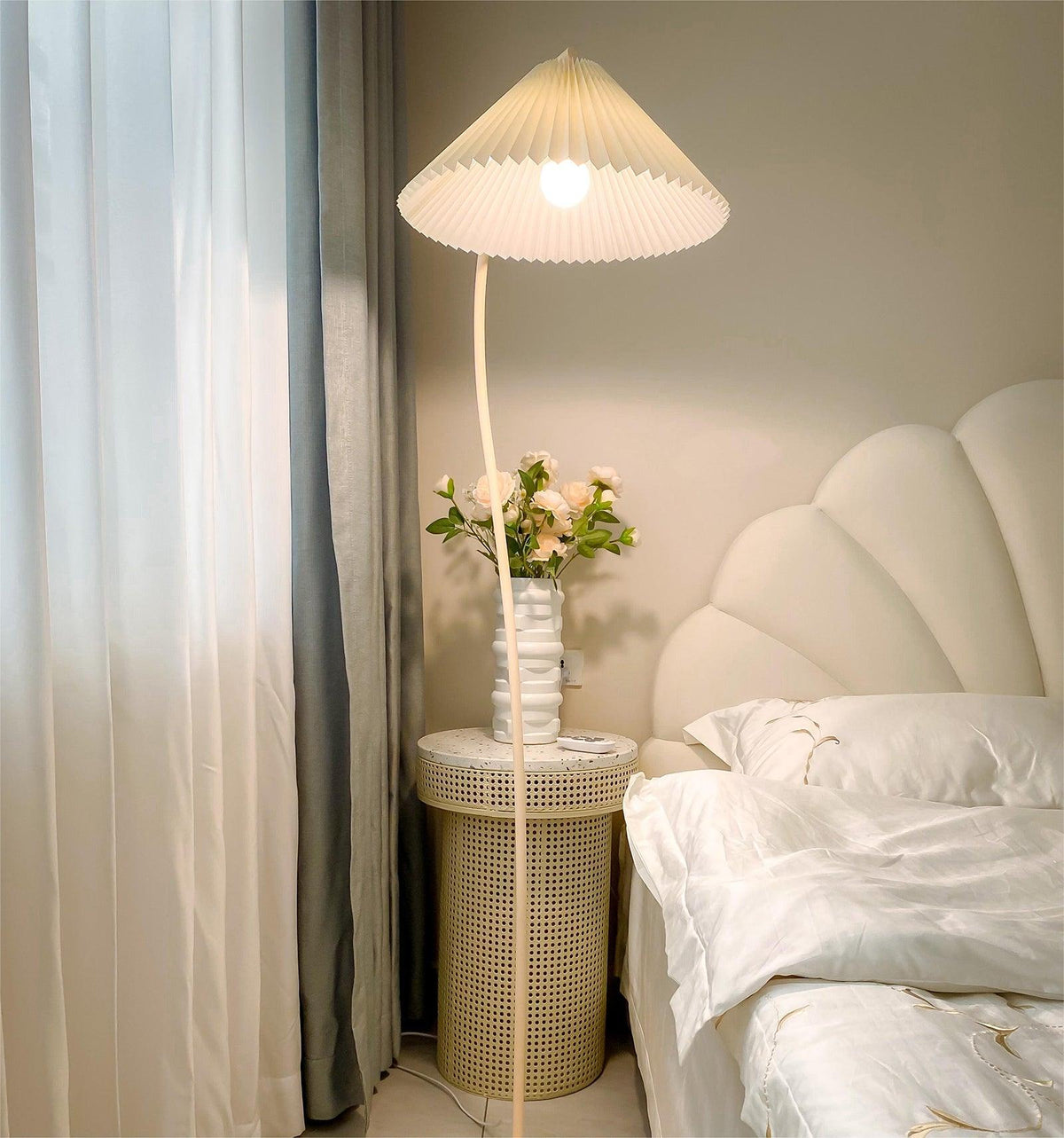Fyrel minimalistisch vloerlamp van textiel in crème en lichtgeel