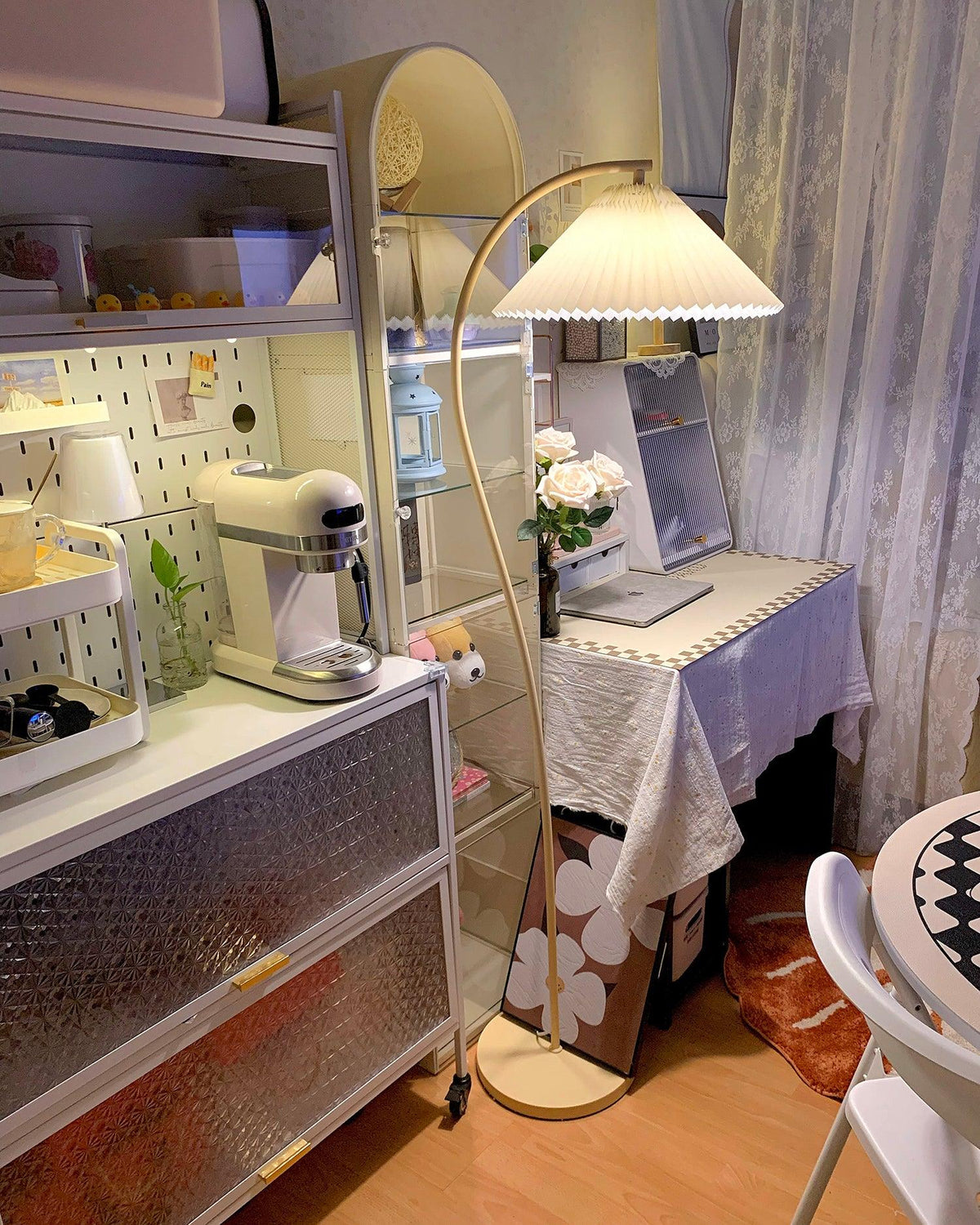 Fyrel minimalistisch vloerlamp van textiel in crème en lichtgeel