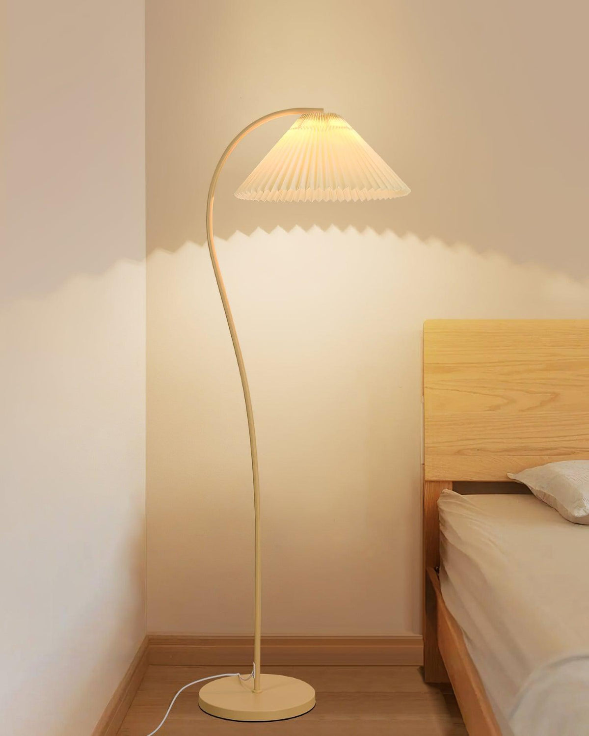 Fyrel minimalistisch vloerlamp van textiel in crème en lichtgeel