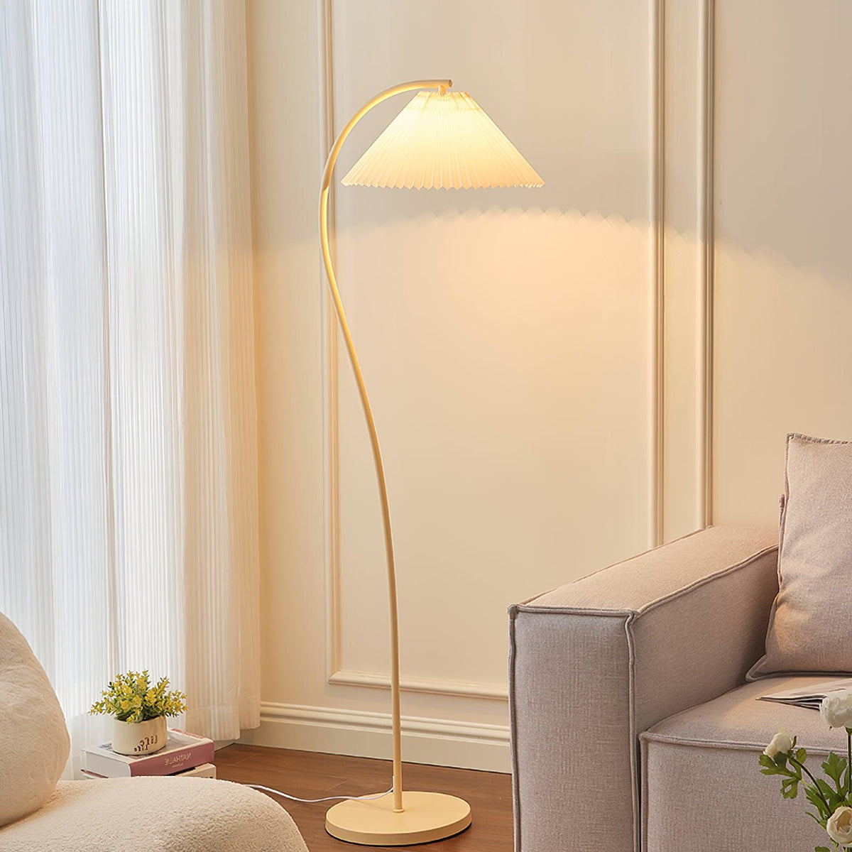 Fyrel minimalistisch vloerlamp van textiel in crème en lichtgeel
