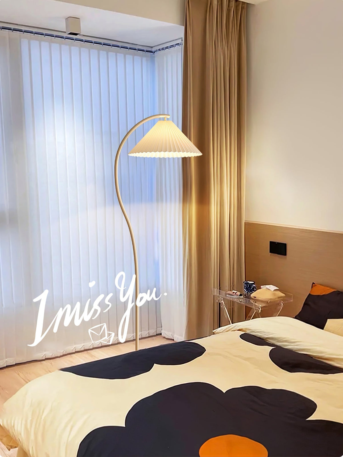 Fyrel minimalistisch vloerlamp van textiel in crème en lichtgeel