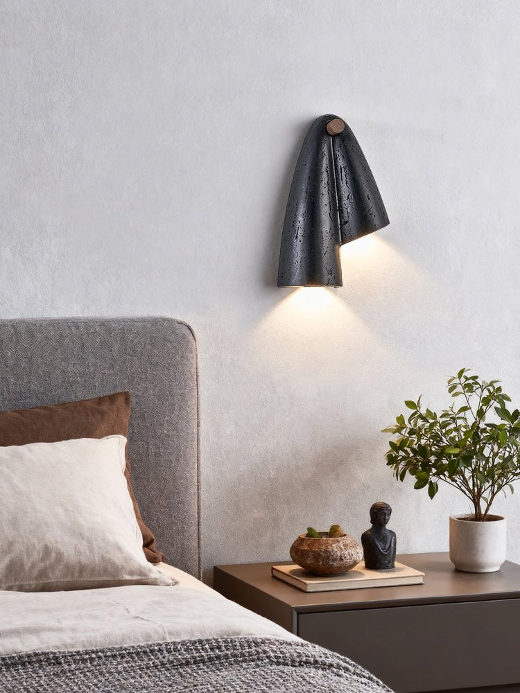 Kora Moderne wandlamp van zwart travertin