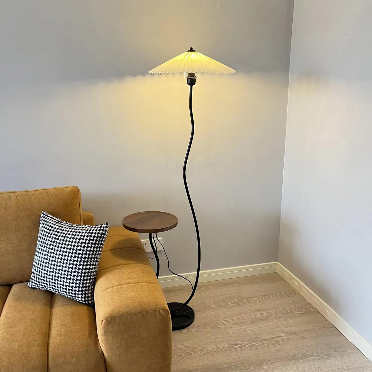 Ghel Minimalistische vloerlamp van hout