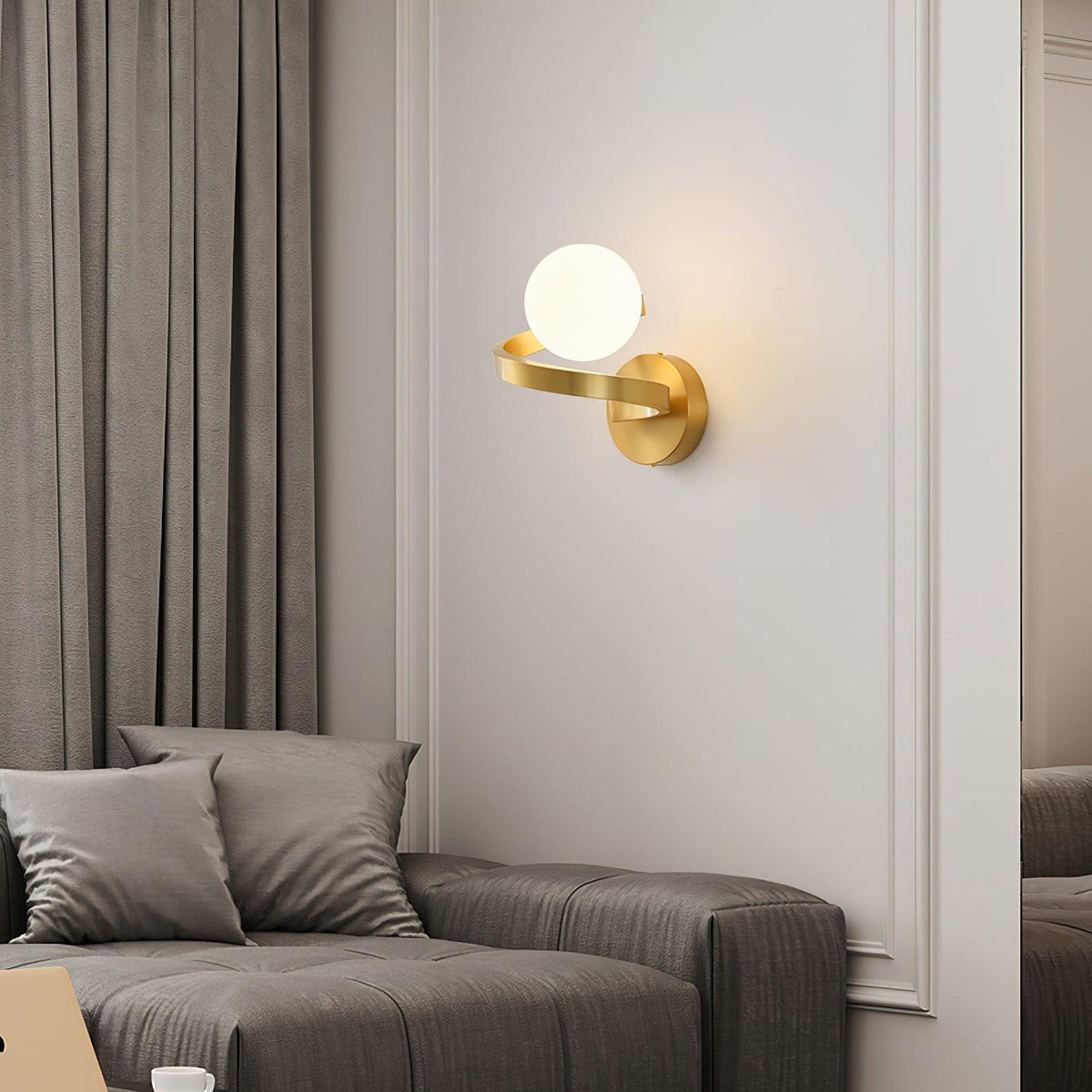 Yvian gebogen moderne minimalistische messing glas wandlamp