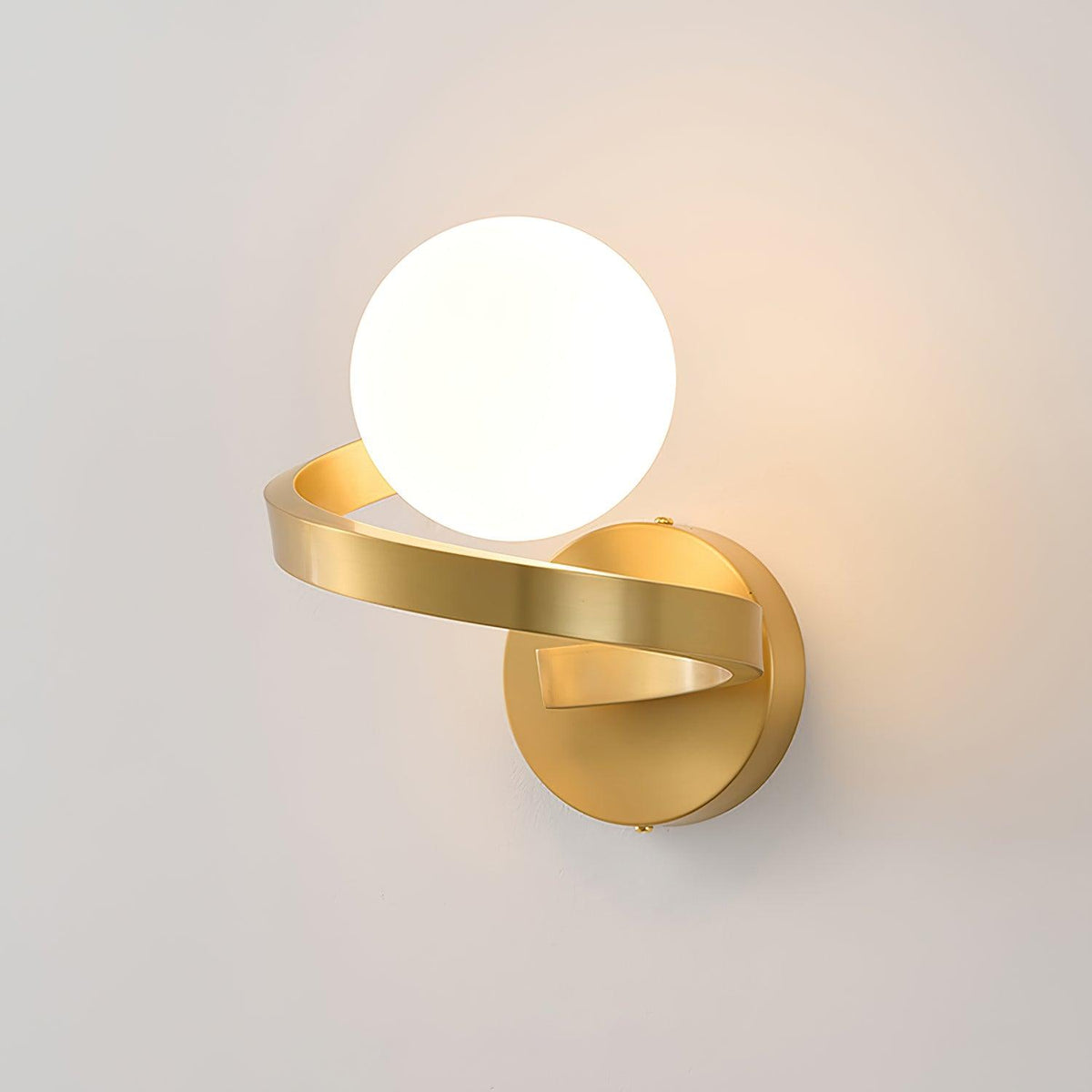 Yvian gebogen moderne minimalistische messing glas wandlamp