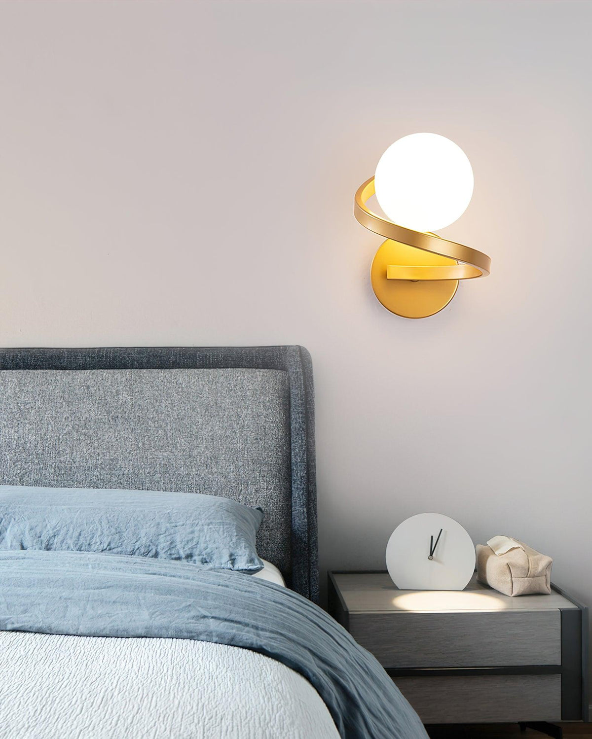 Yvian gebogen moderne minimalistische messing glas wandlamp