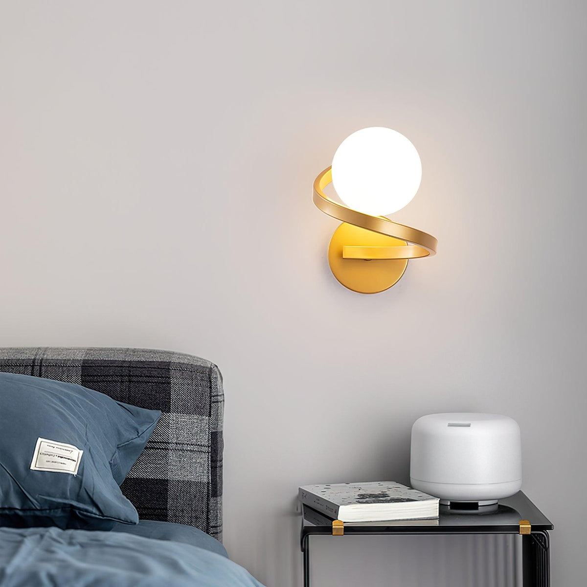 Yvian gebogen moderne minimalistische messing glas wandlamp