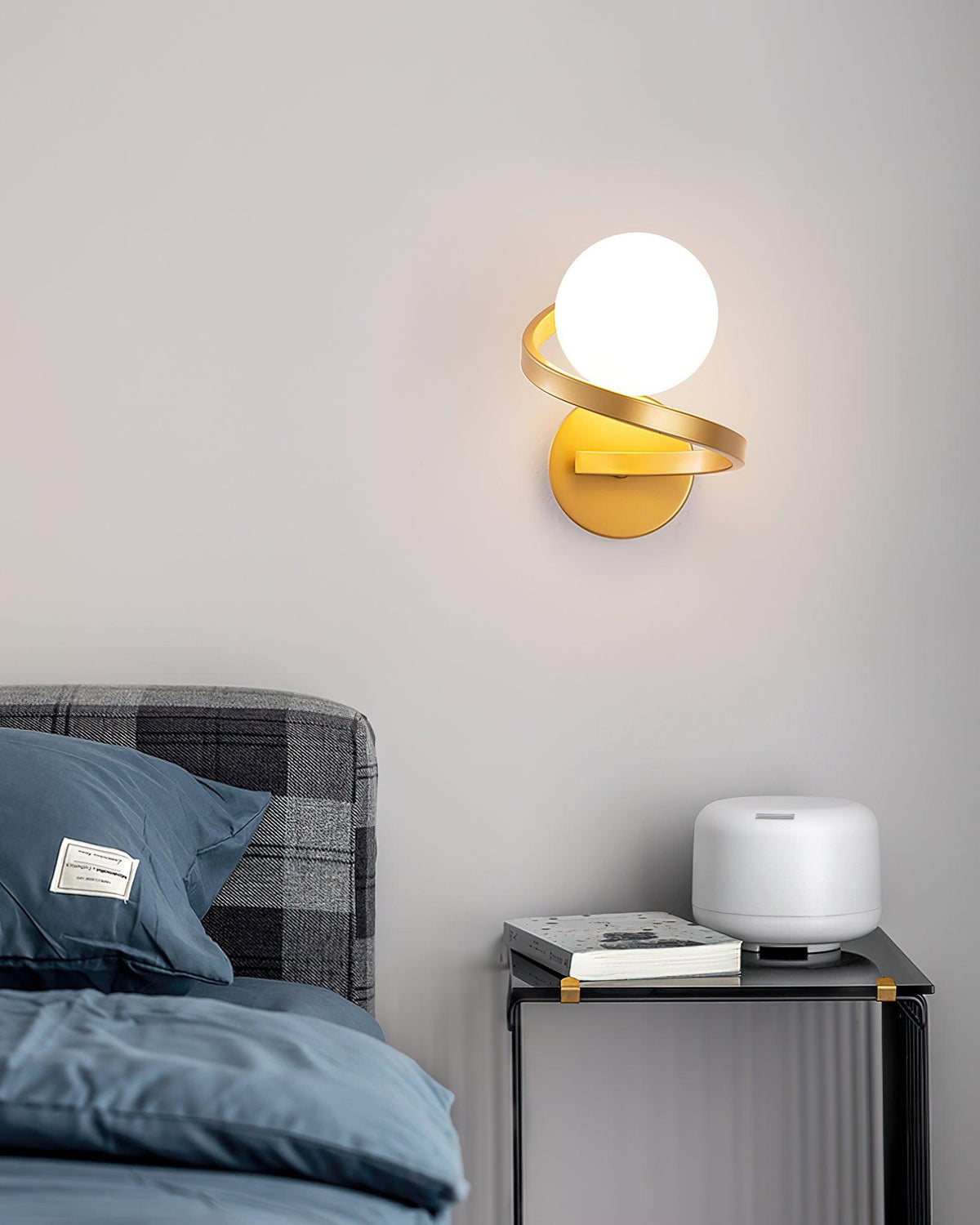 Yvian gebogen moderne minimalistische messing glas wandlamp