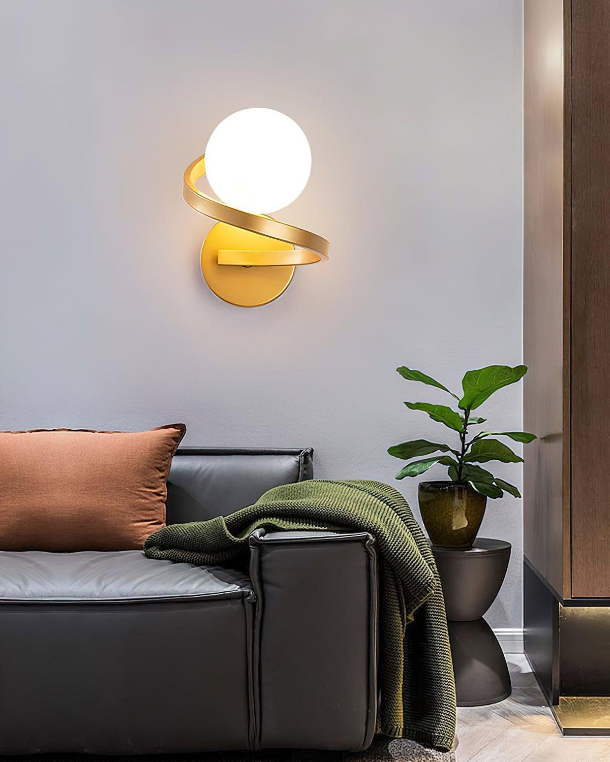 Yvian gebogen moderne minimalistische messing glas wandlamp