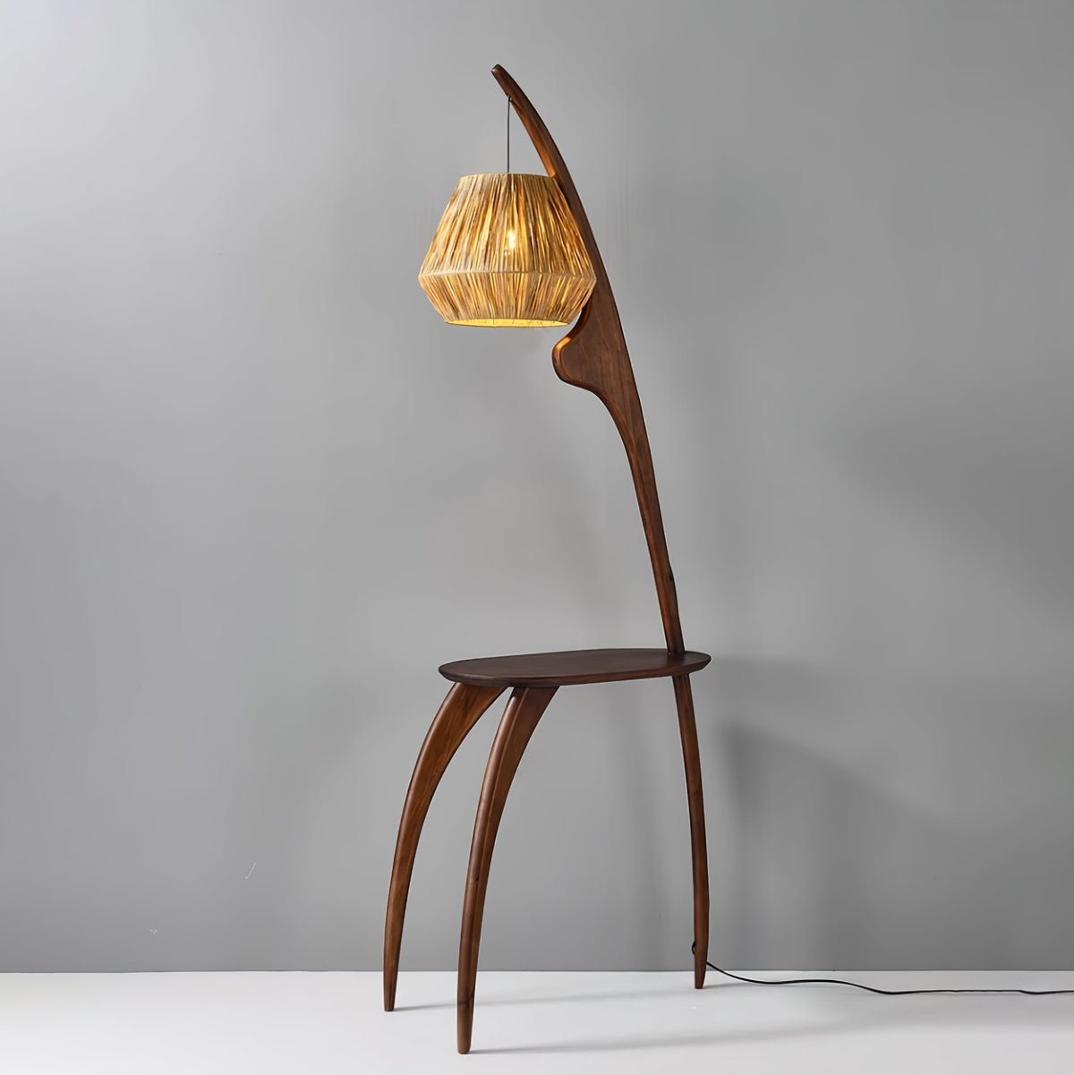 Selisora vloerlamp met gebogen mantisarm in walnootkleur
