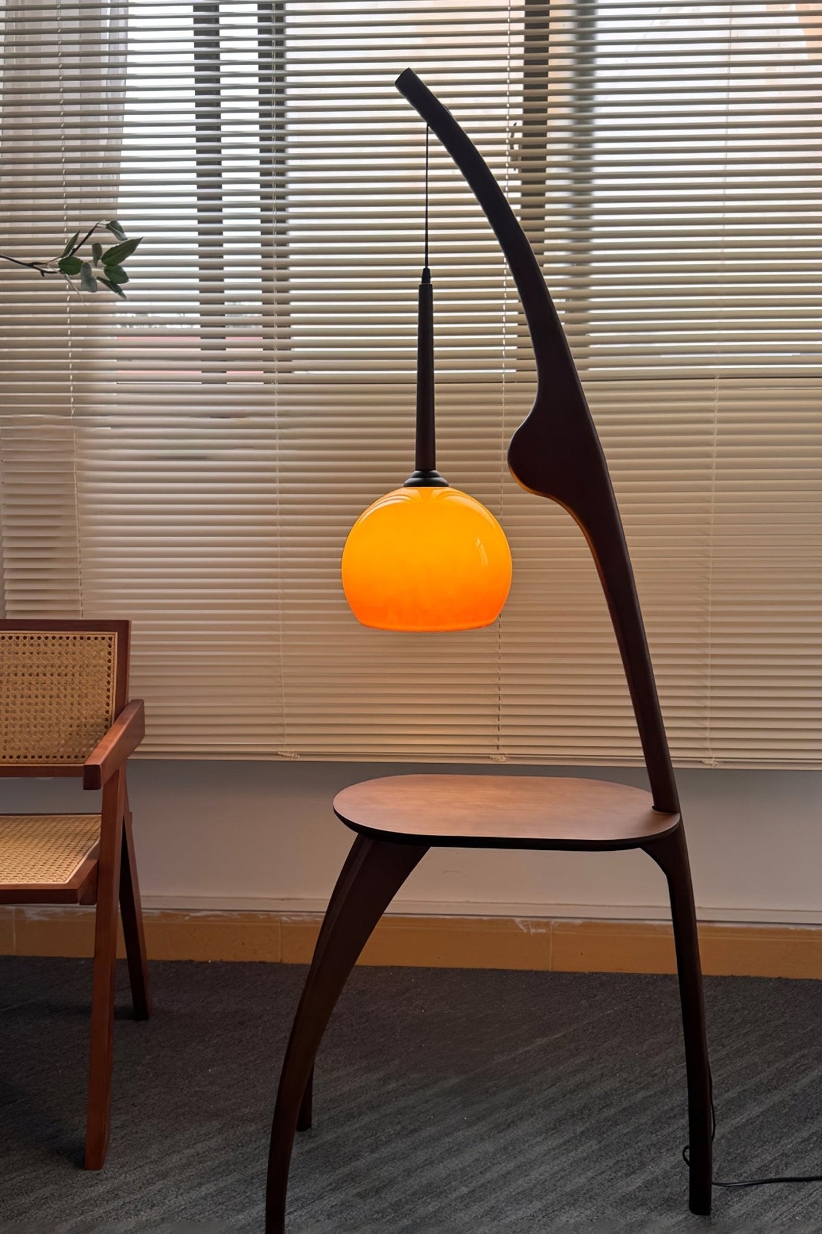 Selisora vloerlamp met gebogen mantisarm in walnootkleur