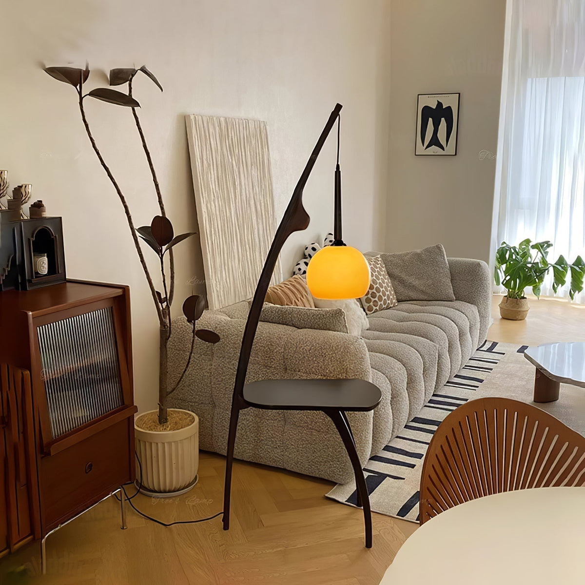 Selisora vloerlamp met gebogen mantisarm in walnootkleur