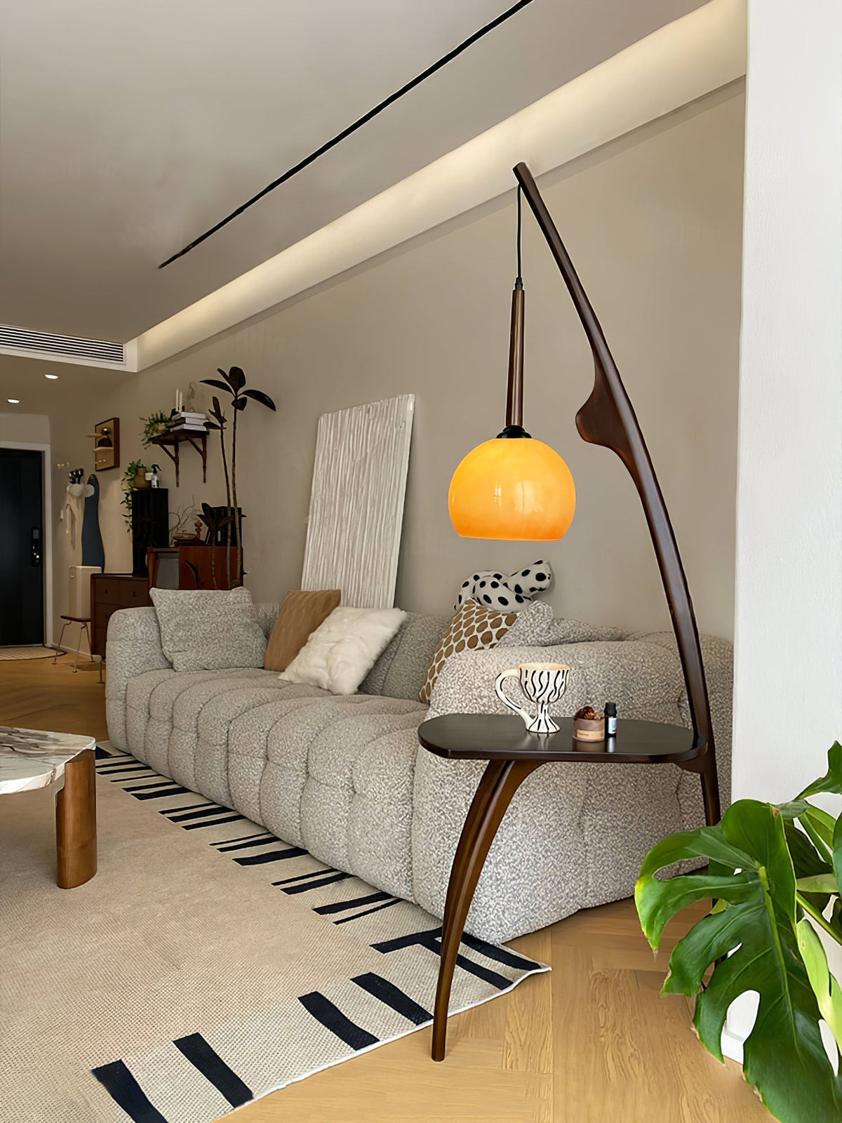 Selisora vloerlamp met gebogen mantisarm in walnootkleur