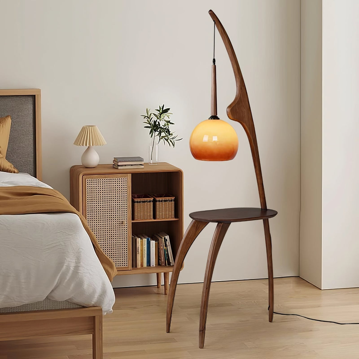 Selisora vloerlamp met gebogen mantisarm in walnootkleur