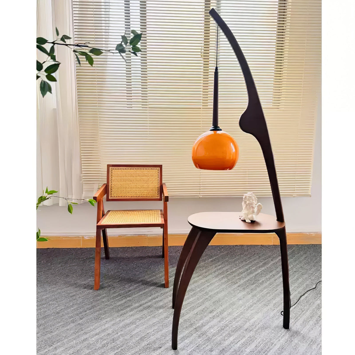Selisora vloerlamp met gebogen mantisarm in walnootkleur