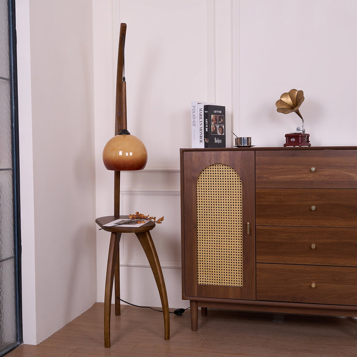Selisora vloerlamp met gebogen mantisarm in walnootkleur