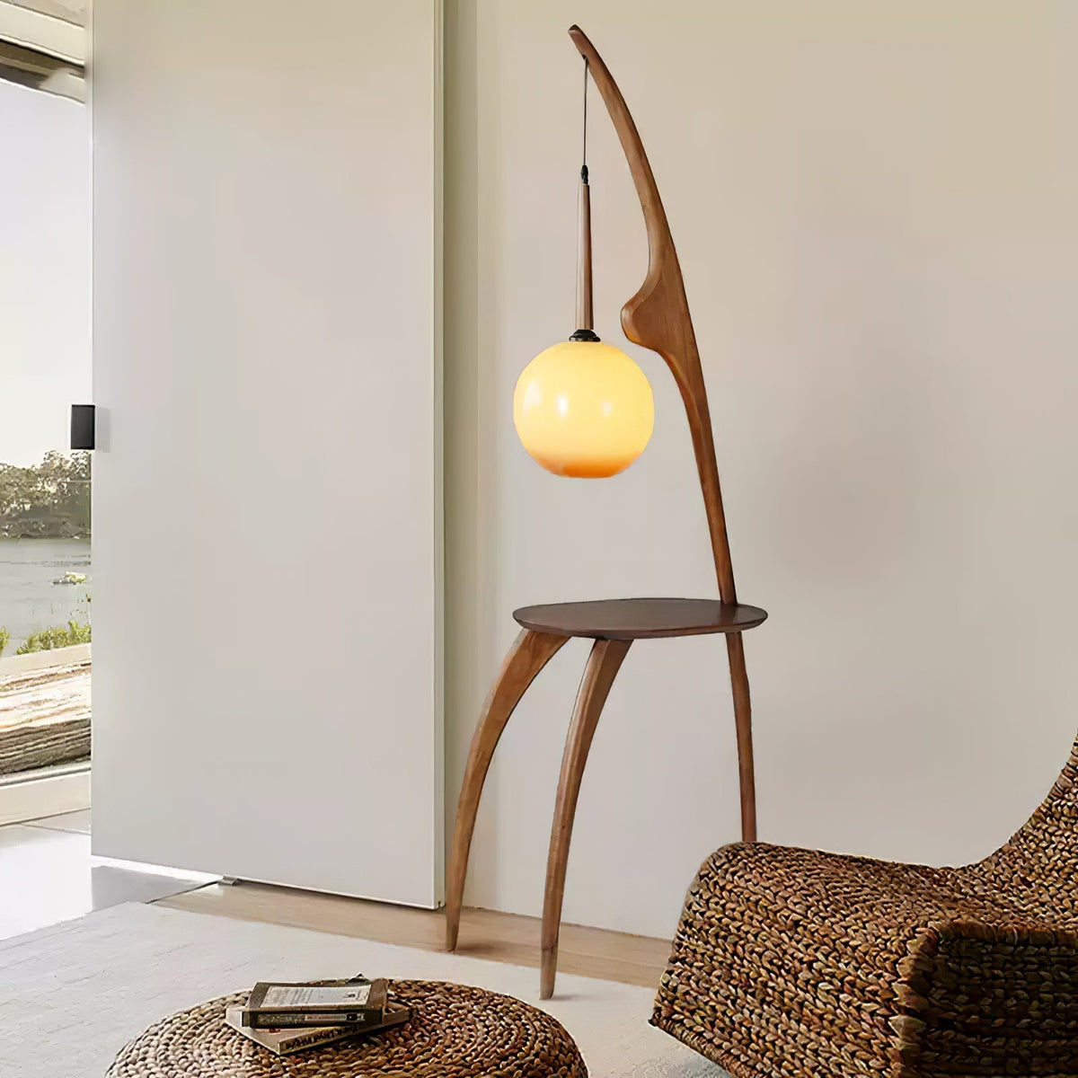 Selisora vloerlamp met gebogen mantisarm in walnootkleur